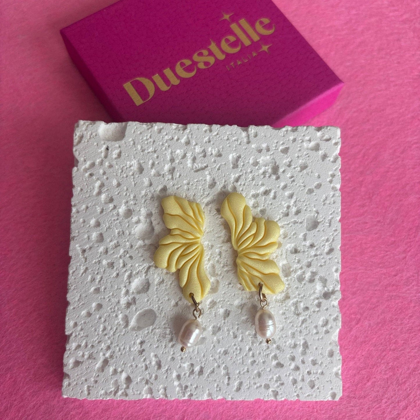 Perla Bloom – Stud earrings with river pearl, handmade in Italy: Yellow