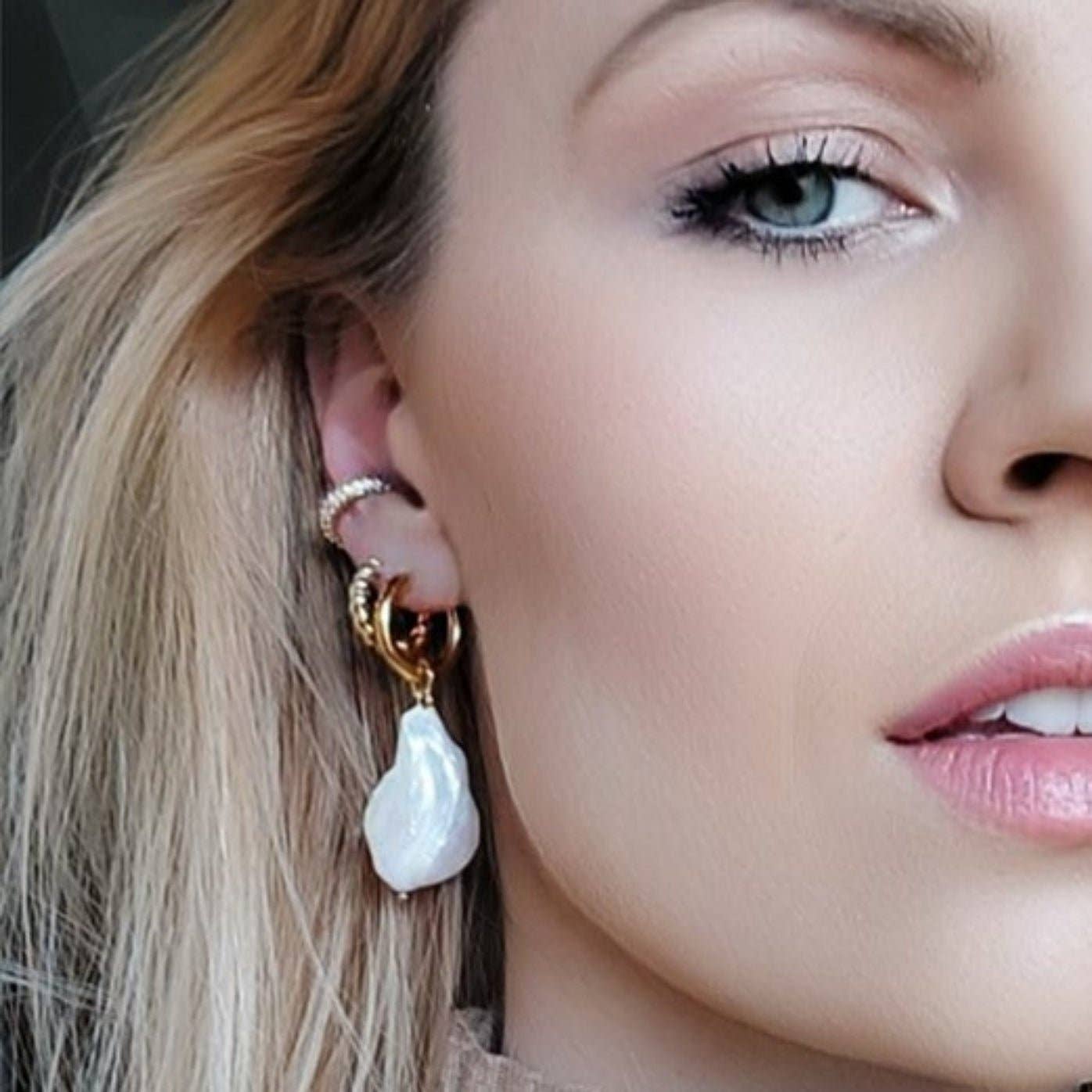 Ear Cuff with zircons: Blue