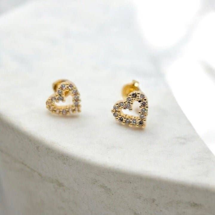 Heart stud earrings with zirconia