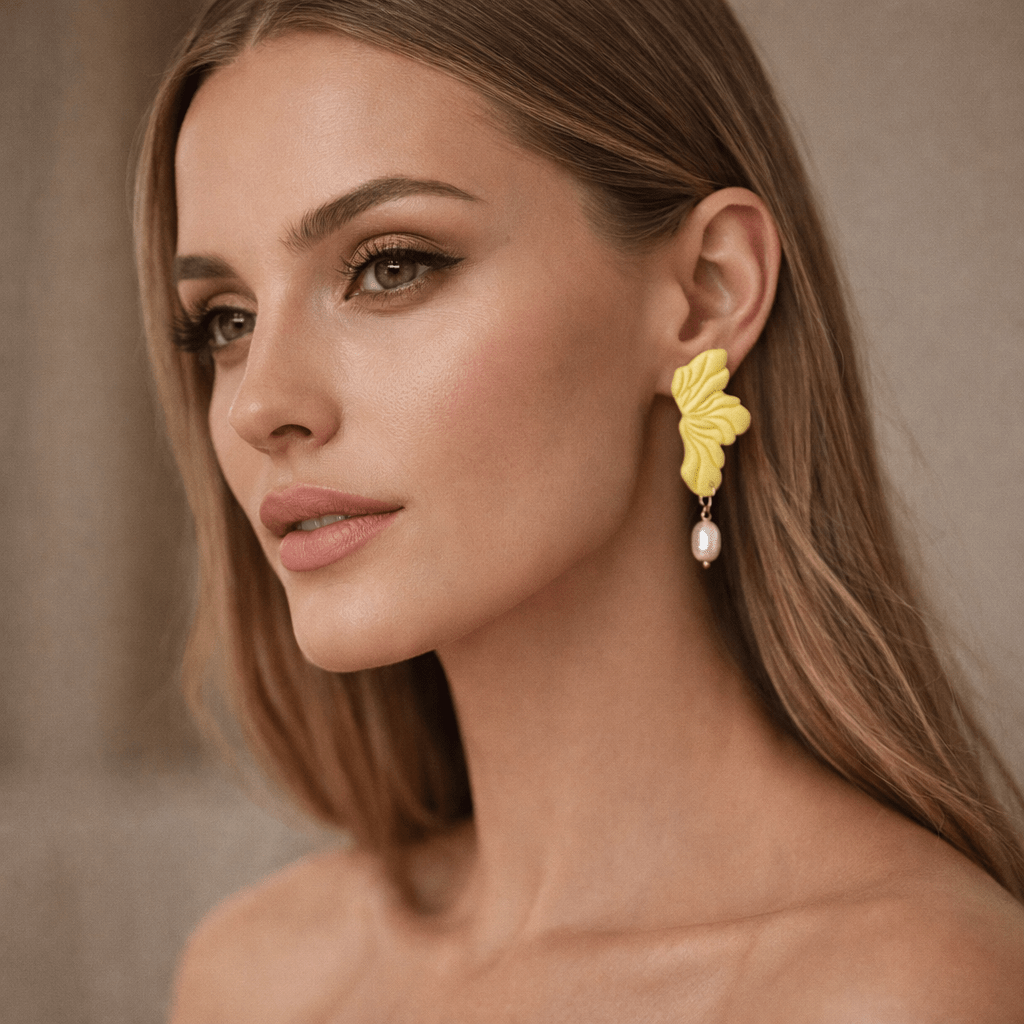 Perla Bloom – Stud earrings with river pearl, handmade in Italy: Yellow