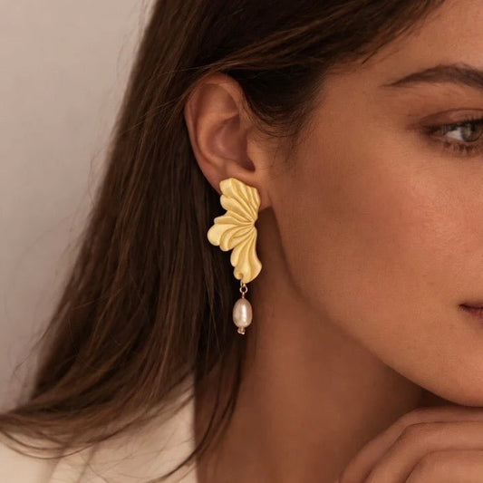 Perla Bloom – Stud earrings with river pearl, handmade in Italy: Yellow